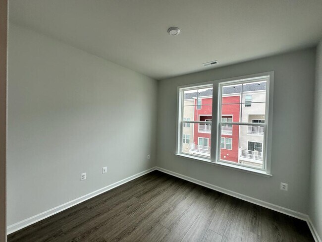 Foto del edificio - 803 Birchwood Hill Pl