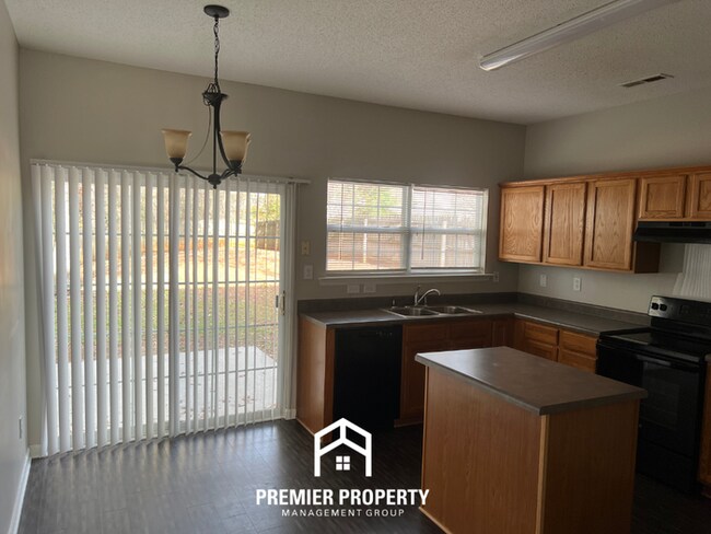 Foto del edificio - Spacious 4BR Huntsville Home with Hardwood Floors, Island Kitchen & Fenced Yard