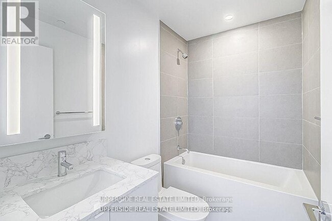 Building Photo - 270-270 Dufferin St