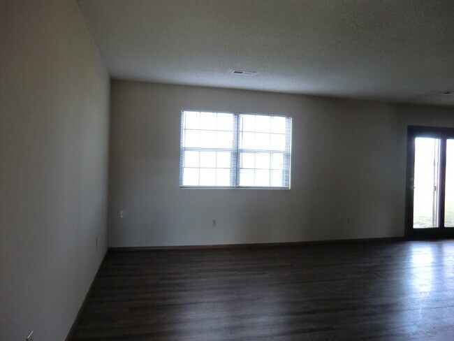 Building Photo - 7 Cherry Tree Ln