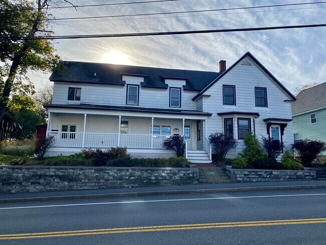 Building Photo - 31 Birch St