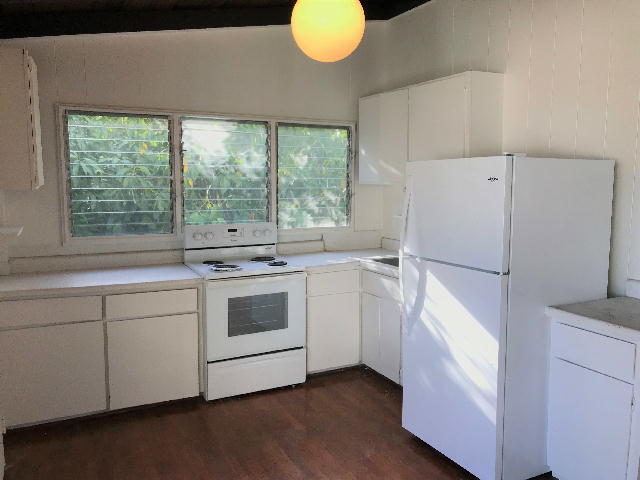 Building Photo - MOANALUA VALLEY 2/1 cfan, W/D, lanai, triplex