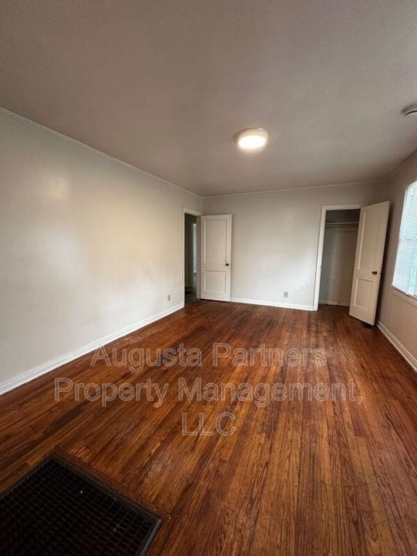 Building Photo - 3224 York Dr