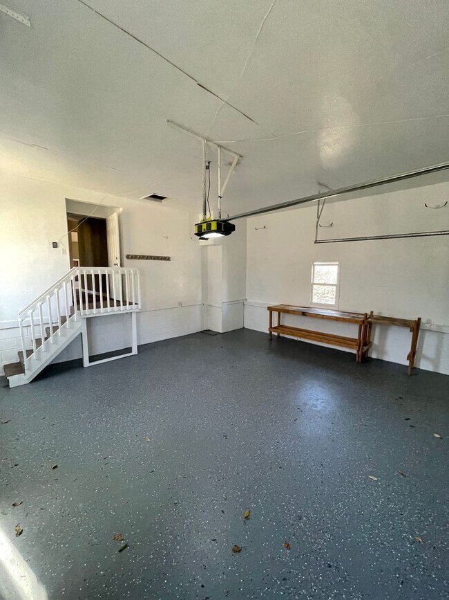 Building Photo - 3 bed 3 bath 2 car garage for rent