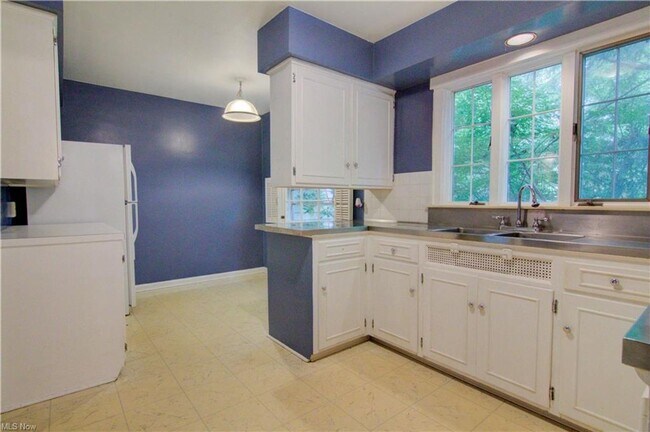 Building Photo - 4 Bed 3.5 Bath in Cleveland Heights - You Don't Want To Miss This!