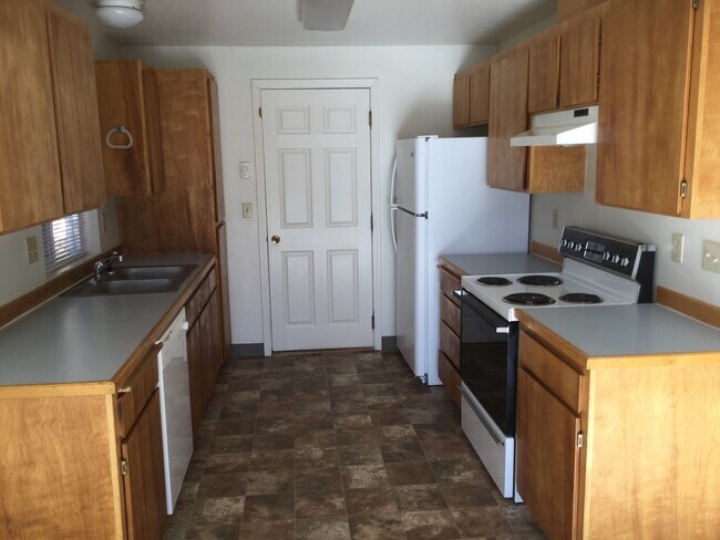 Foto del edificio - Quiet Eastside 3 Bdrm House, 2 Bath, All appliances in Kitchen, Attached Garage, Fenced Yard