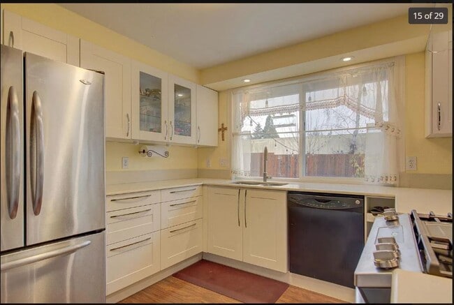 Foto del edificio - Charming 3-Bedroom Home with Vaulted Ceili...