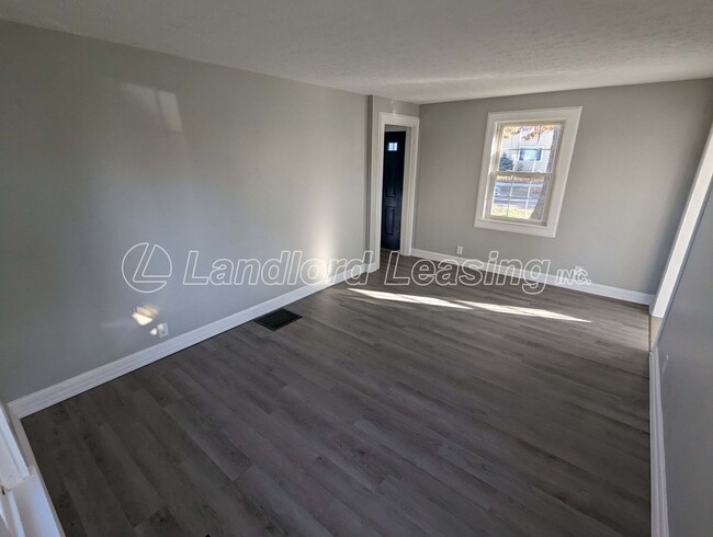 Building Photo - Charming Remodeled 2-Bedroom Home with 2-C...