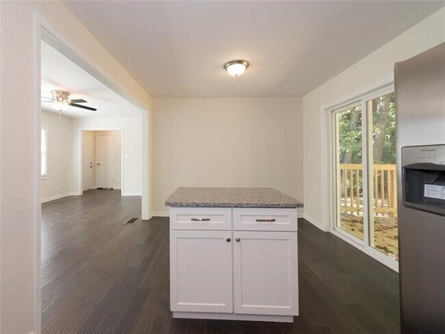 Building Photo - 3404 Maplehurst Dr