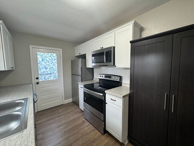 Building Photo - Well-maintained 2-bedroom, 1-bath house in...