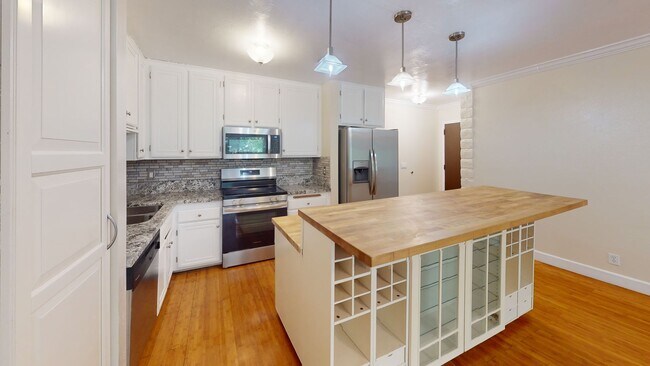 Building Photo - Freshly Painted Upstairs Condo with Community Pool