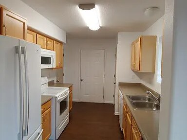 Building Photo - 128 Silverdust Dr