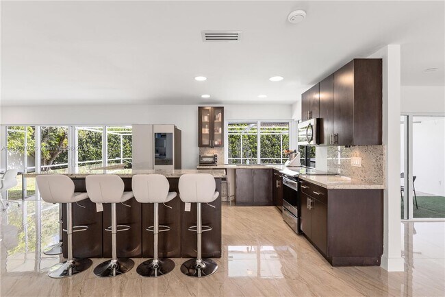 Building Photo - 6895 Pinehurst Dr