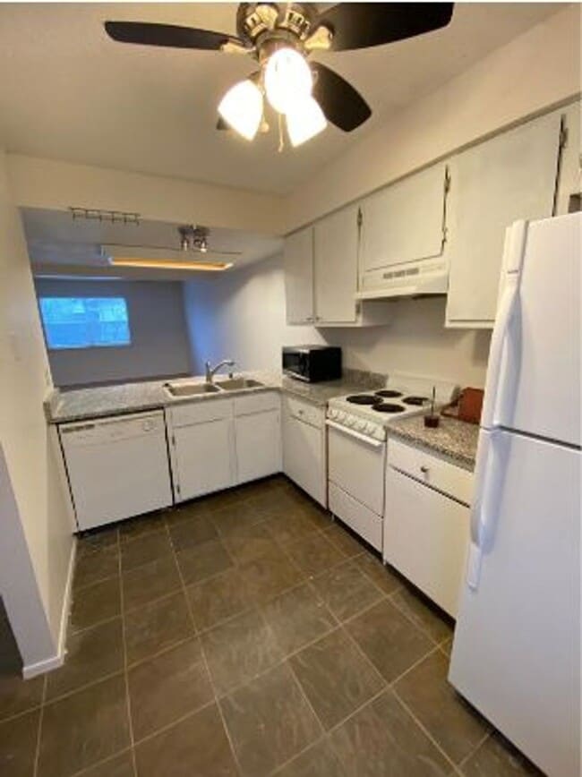 Building Photo - 2BD / 2BA Condo in Fayetteville Available ...
