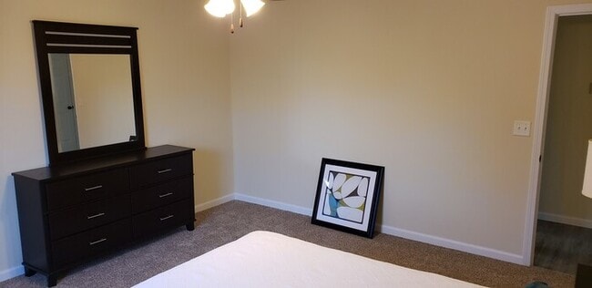 Building Photo - Make yourself at home in this cozy two-bedroom south side apartment! Perfect for relaxing and unw...