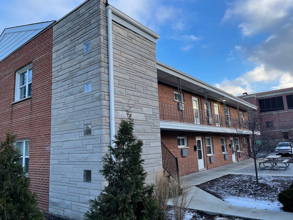 Primary Photo - 118 Douglas Ave