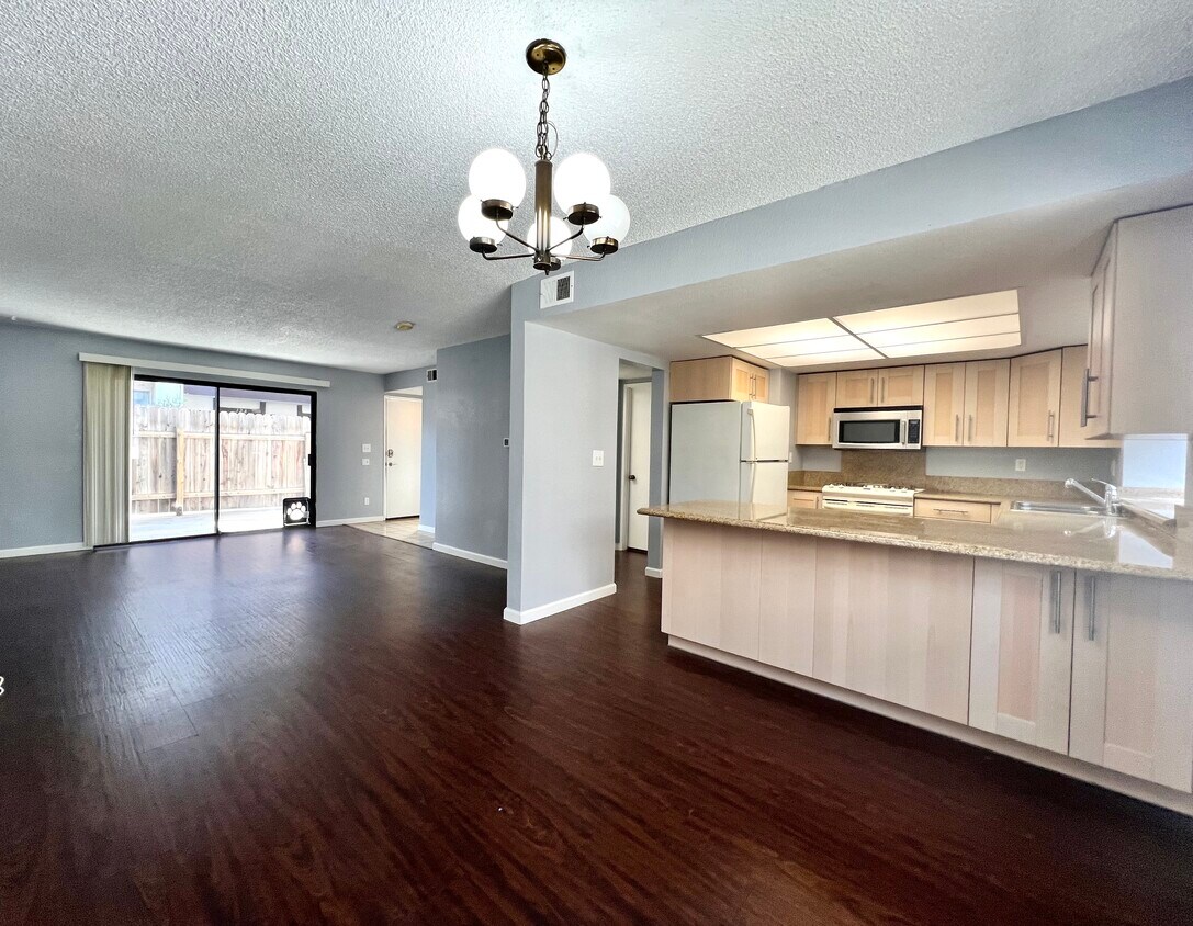 Foto principal - 17057 S Vermont Ave