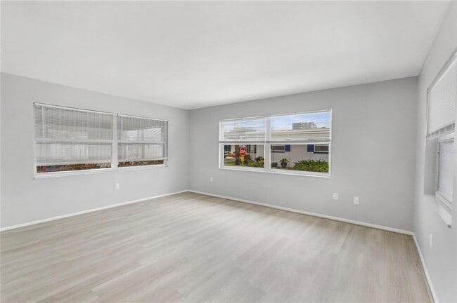 Foto del edificio - 250 Rosery Rd NW