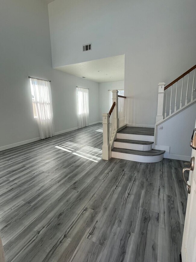 Foto del edificio - 4 bedroom 3bth Oak Hills area! Close to the 15 Freeway!