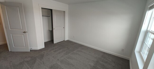 Building Photo - GET $500 OFF THE FIRST MONTHS RENT!!!!