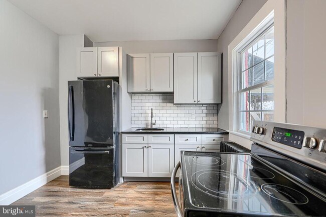 Building Photo - 2533 W Lombard St