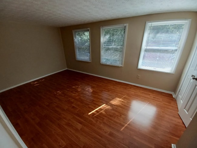 Building Photo - 8893 Roberts Dr