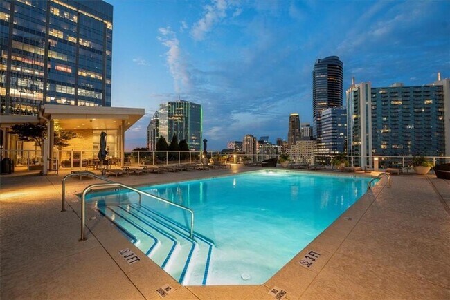 Foto del edificio - 10 Terminus Luxury 2 Bedroom Condo in Hear...