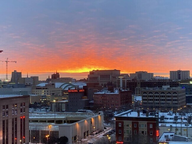Foto del edificio - 270 E Highland Ave