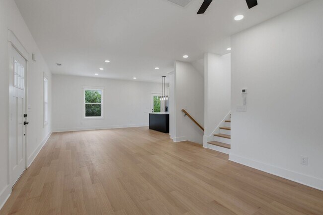 Foto del edificio - Spacious 5-Bedroom with Fenced Yard & Modern Amenities