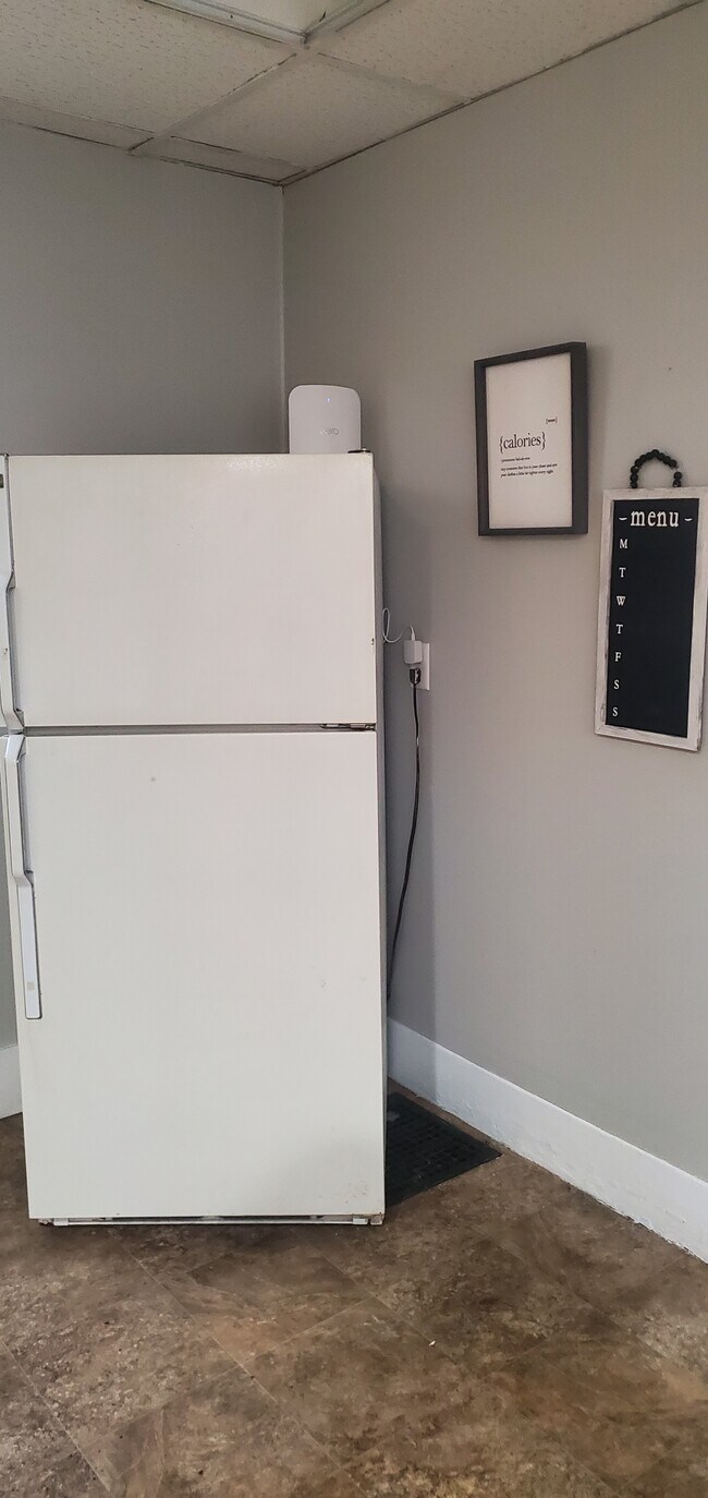 Se proporciona refrigerador y cocina a gas. - 127 S 7th St