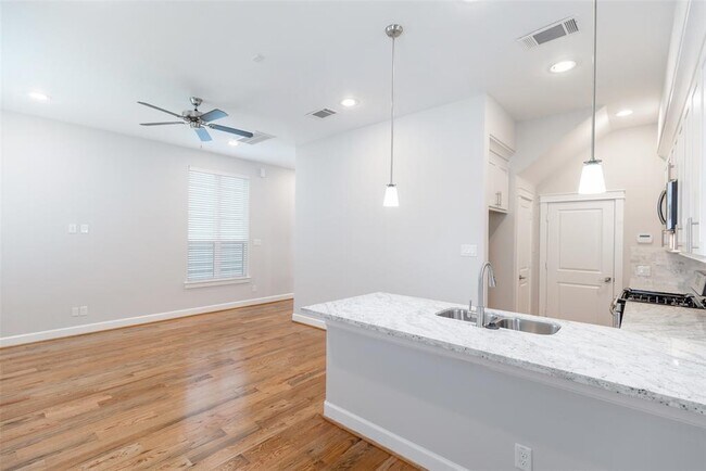Building Photo - 608 Hawthorn Grove Ln