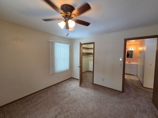 Foto del edificio - 2240 Sylvan Way