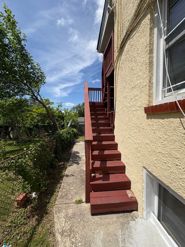 Building Photo - 1208 Daniels Ave