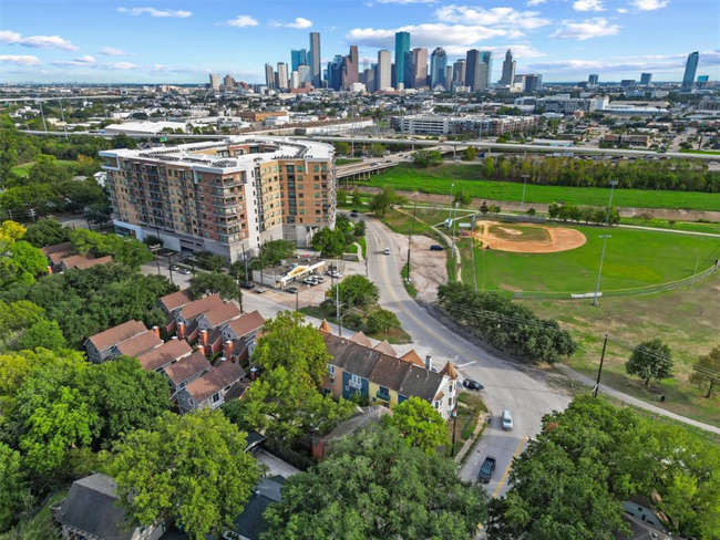 Foto del edificio - 2408 White Oak Dr