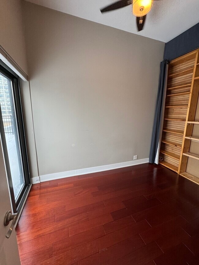 Foto del edificio - 5048 N Marine Dr