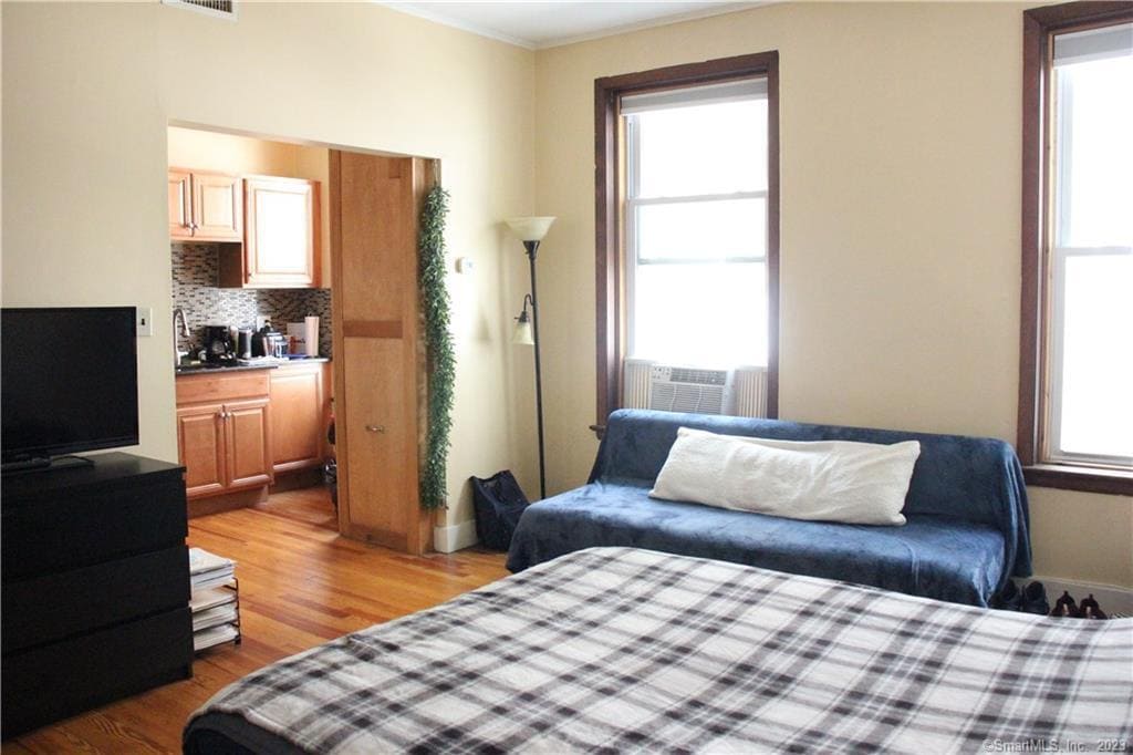 Primary Photo - 268 College St
