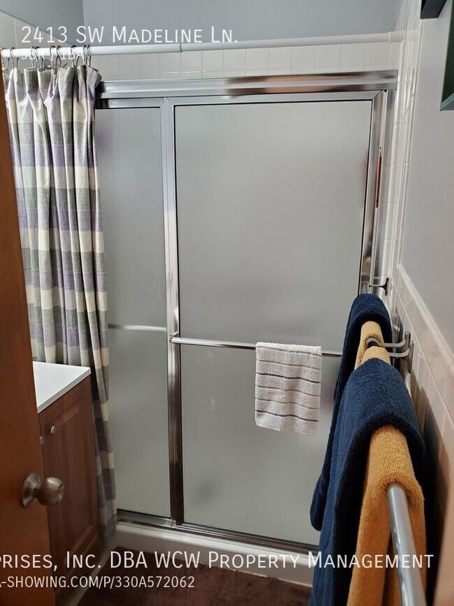 Building Photo - 2413 SW Madeline Ln