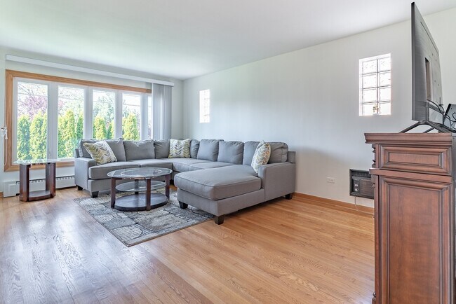 Foto del edificio - 8233 W Lawrence Ave