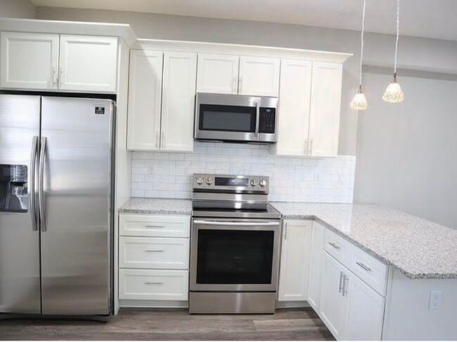 Building Photo - 697 Reinhard Ave