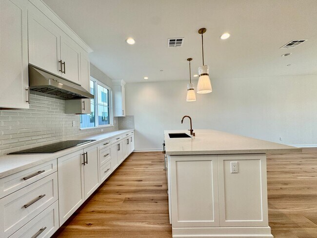 Foto del edificio - BRAND NEW 4 BED, 3.5 BATHS, 2070 SQ FT TOWNHOME BY KH HOMES