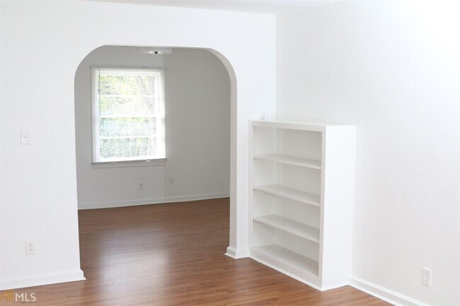 Building Photo - 1215 SW Westview Dr