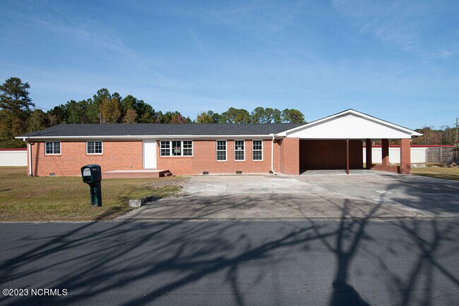 Building Photo - 8 Bailey Dr