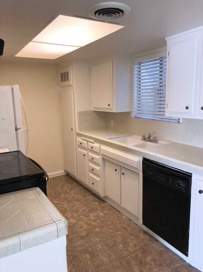 Building Photo - 3333 El Encanto Ct