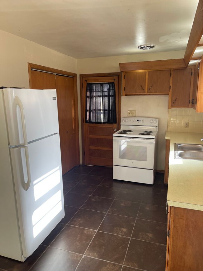 Building Photo - 2 bedroom one bath home located in SE Spri...