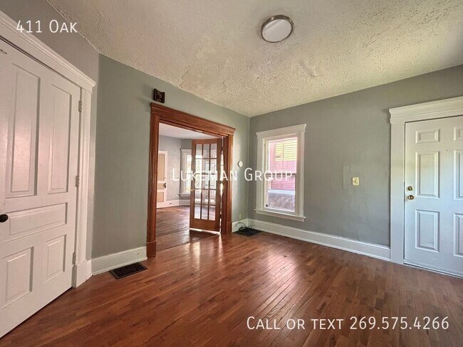Building Photo - 411 Oak-