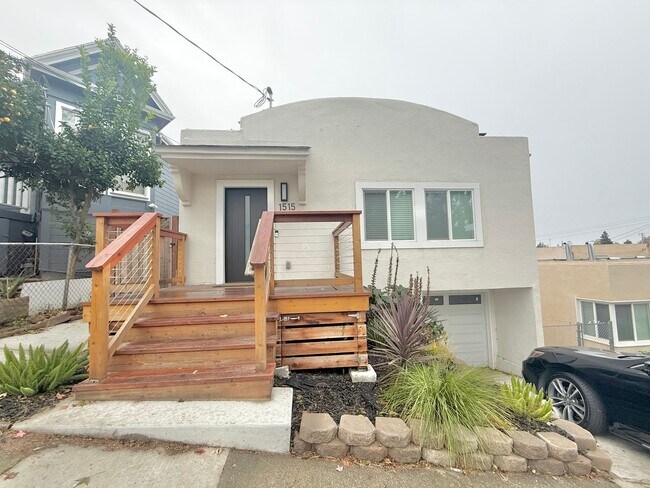 Building Photo - 3 Bedroom/ 3 Bathroom in Oakland !!