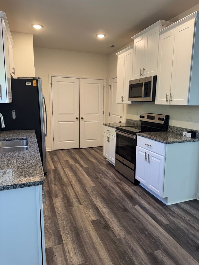 Building Photo - Beautiful 3-Bedroom Home Near Downtown Sta...