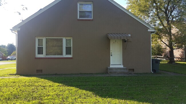 Building Photo - Beautiful 2 Bedroom, 1 Full bath ground fl...
