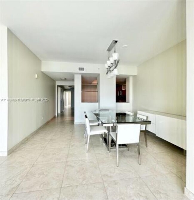 Foto del edificio - 3330 NE 190th St