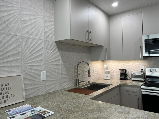 Building Photo - 457 Tallwood St